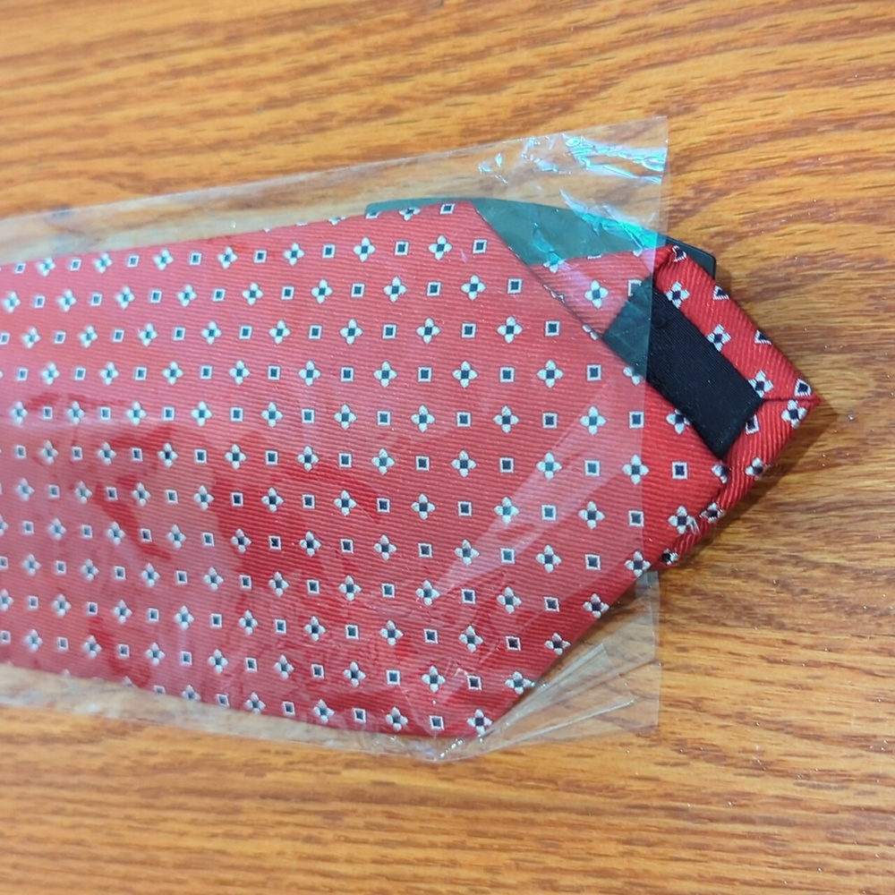 Classic red small print power tie!